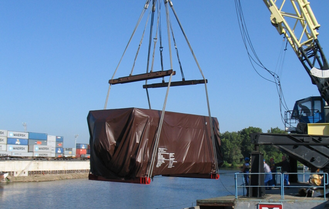 A picture of a generator being transshipped from a quay to a barge. Used to illustrate our course on project cargo and project logistics